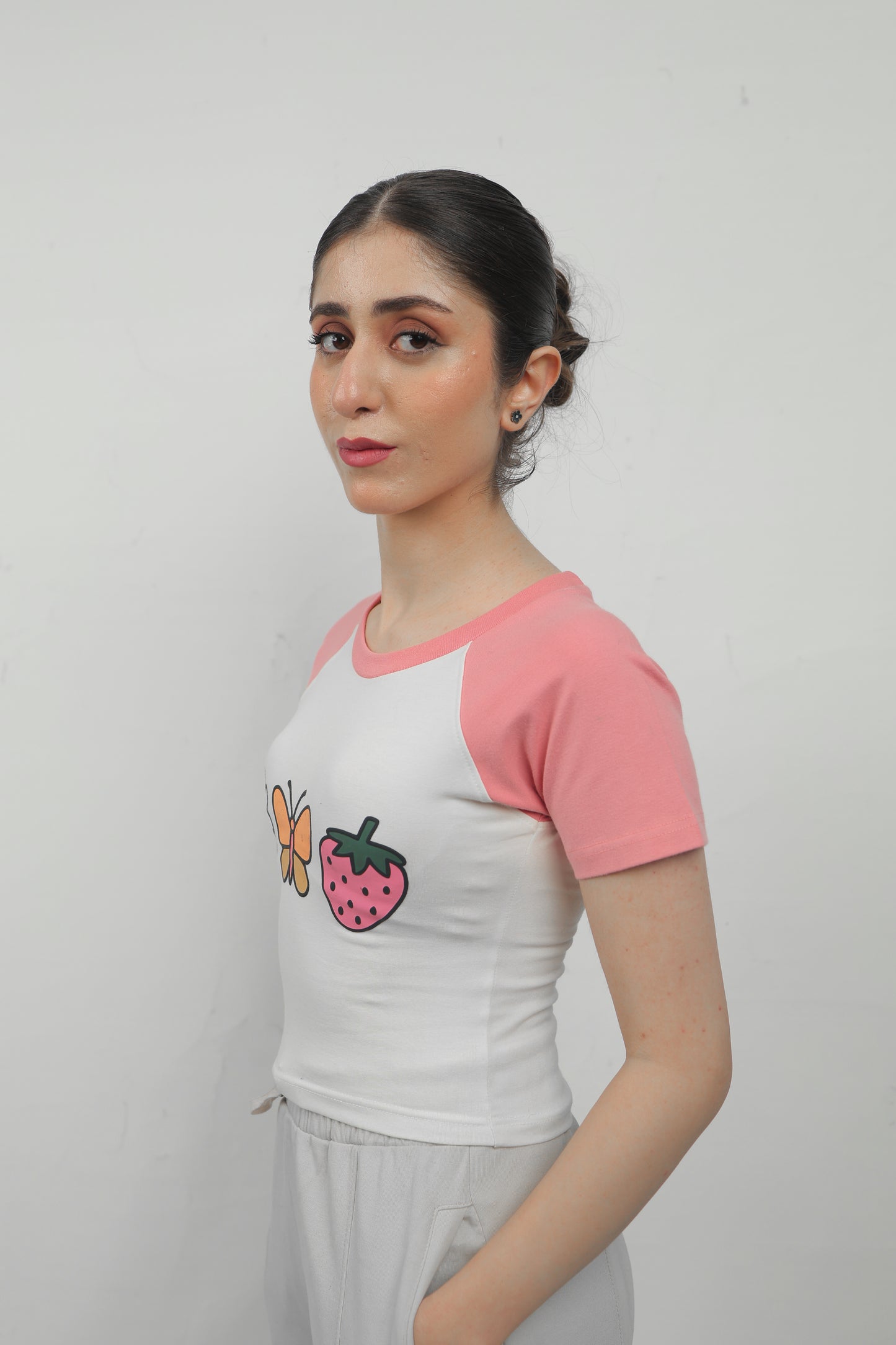 ELUX Cute Daisy Butterfly Strawberry Tee side view